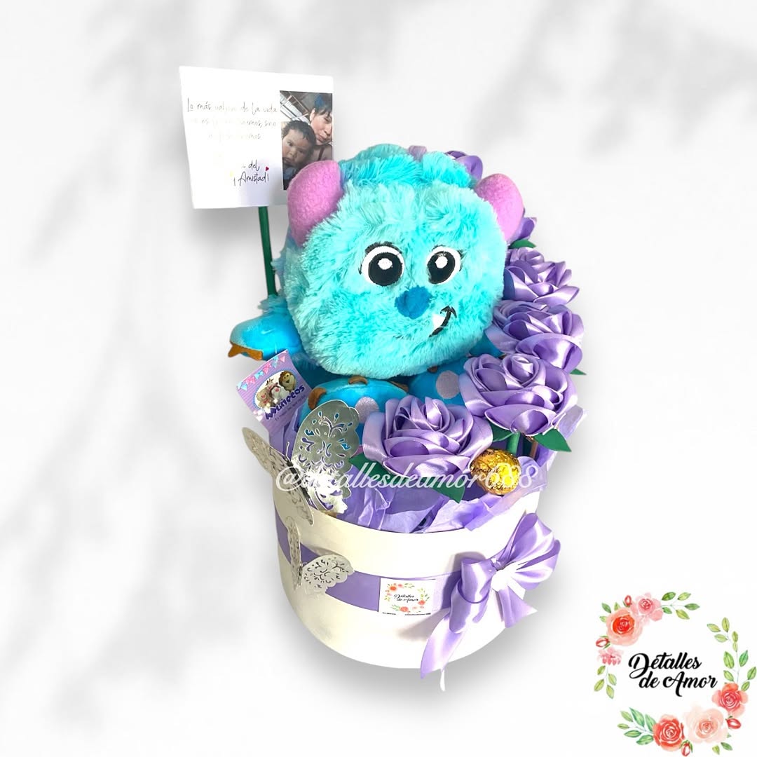 Equipo de Detalles de Amor creando regalos personalizados en Medellin