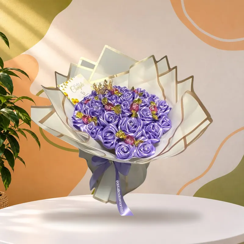 Ramo de rosas moradas en satín con bombones y corona