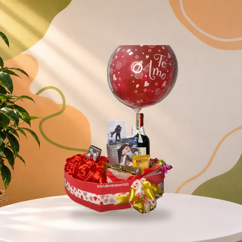 Caja corazón con rosas rojas, vino y globo