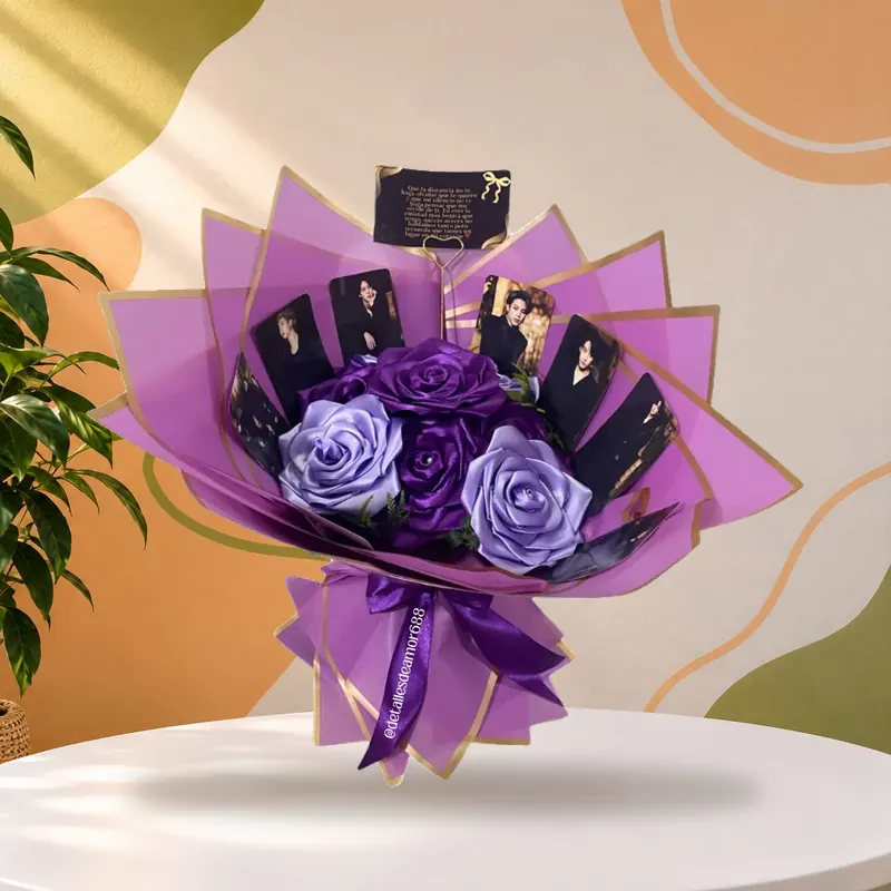 Ramo de rosas lilas con fotos personalizadas