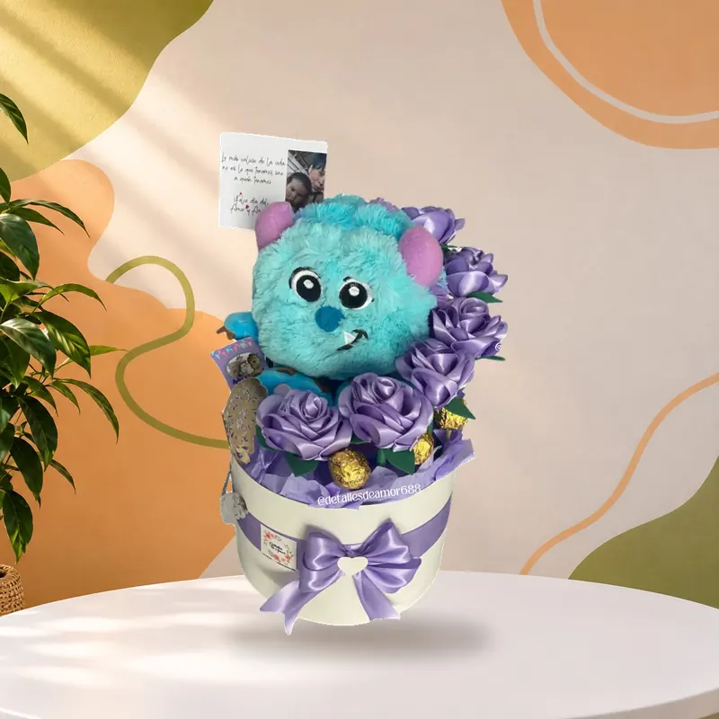 Caja con peluche, rosas lilas y bombones