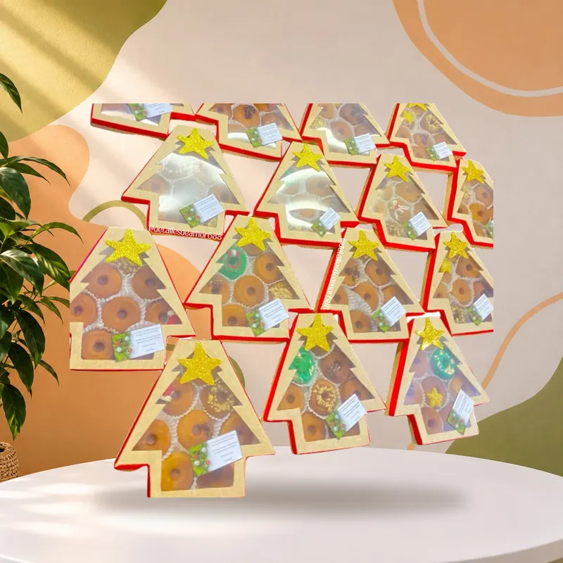 Cajas navideñas en forma de árbol con dulces, armadas como ancheta