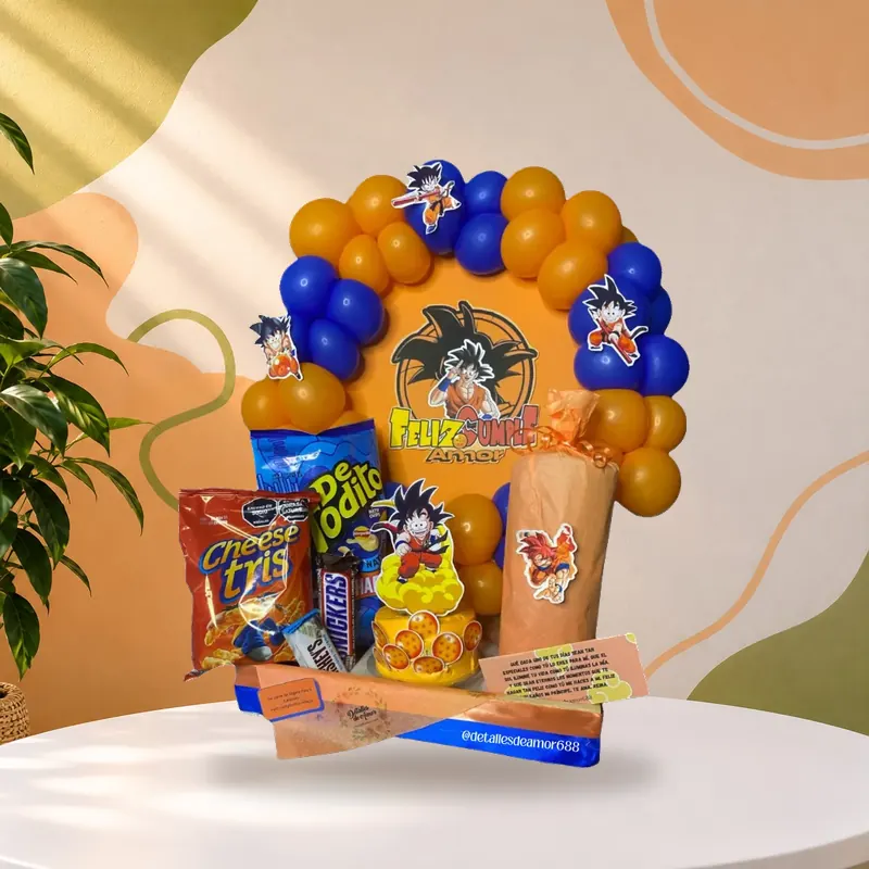Arreglo de globos con snacks y arco temático