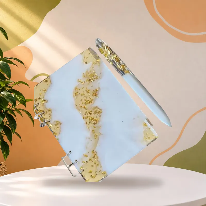 Tabla y lapicero en resina blanca con hojuelas doradas