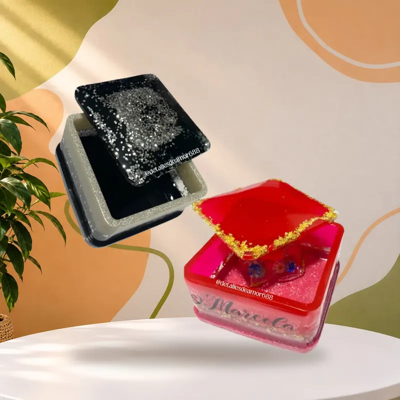 Cajas en resina negra y roja con nombre