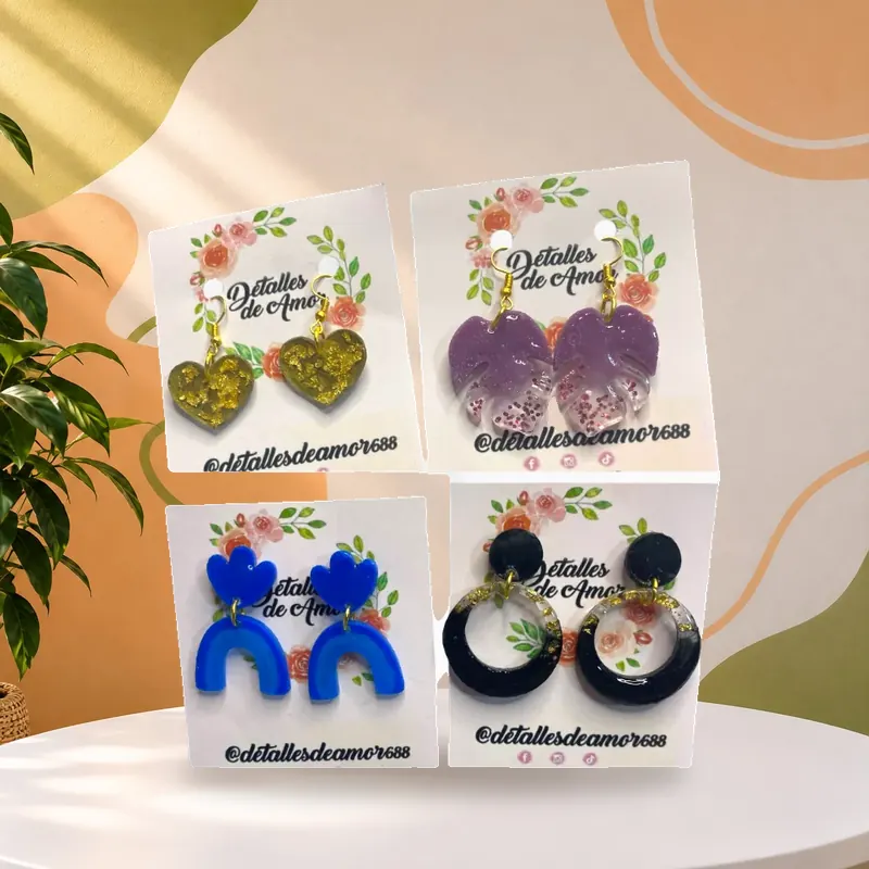 Aretes en resina, cuatro diseños en tarjeta