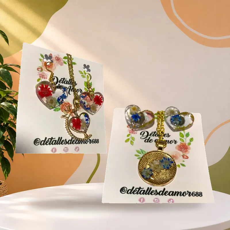 Collares en resina con flores preservadas
