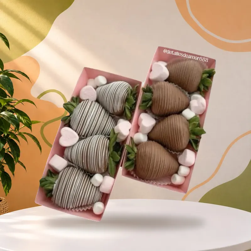 Fresas con chocolate y malvaviscos en caja rosada