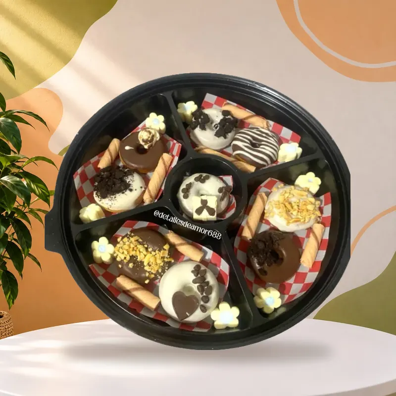 Bandeja surtida de postres cubiertos de chocolate