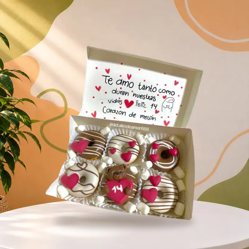 Fresas con chocolate en caja con tarjeta escrita a mano